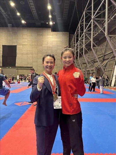 教練李紅（左）與龔莉（右）在2023年匈牙利布達(dá)佩斯世界空手道錦標(biāo)賽上合影。受訪者供圖