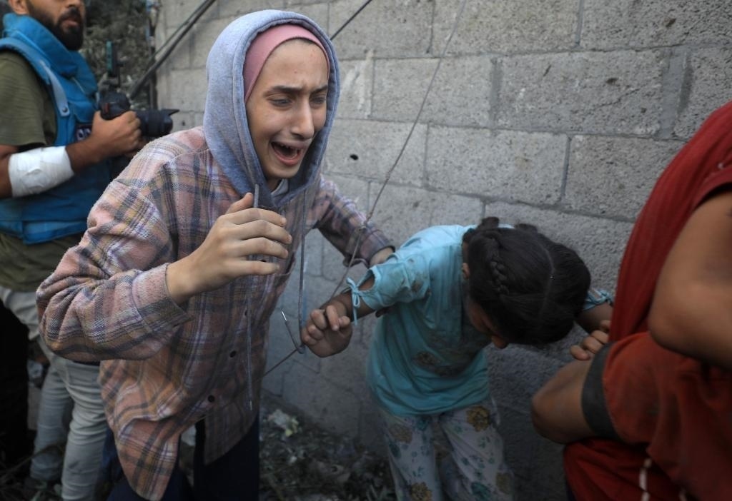 11月6日，人們從加沙地帶中部地區(qū)一處被炸難民營(yíng)逃離。新華社發(fā)（亞西爾·庫(kù)迪攝）