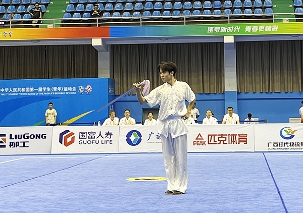 11月6日，第一屆全國學(xué)生（青年）運(yùn)動(dòng)會(huì)武術(shù)套路（大學(xué)組）男子自選劍術(shù)比賽中。人民網(wǎng)記者 歐興榮攝