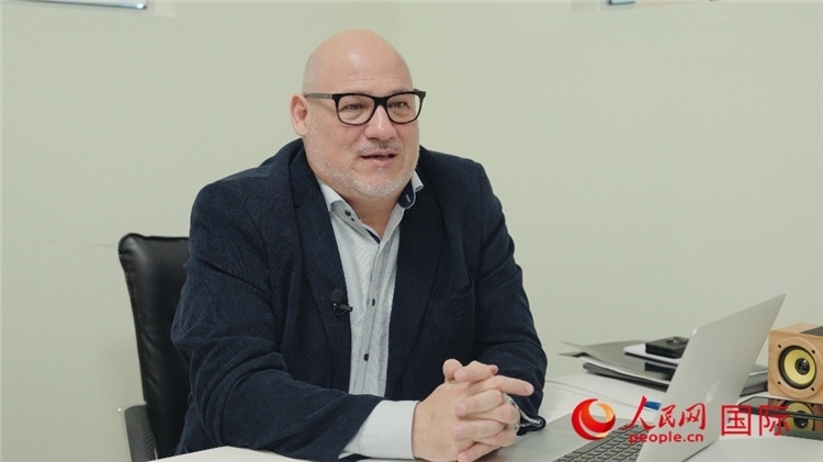 烏拉圭《共和國(guó)報(bào)》總編輯胡安·布蘭卡接受人民網(wǎng)專(zhuān)訪(fǎng)。人民網(wǎng)記者 張若涵攝