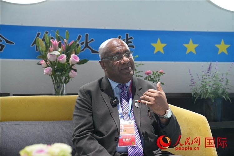 斐濟(jì)副總理兼貿(mào)易部長卡米卡米加談參加進(jìn)博會感受。人民網(wǎng)記者 吳超嵐攝