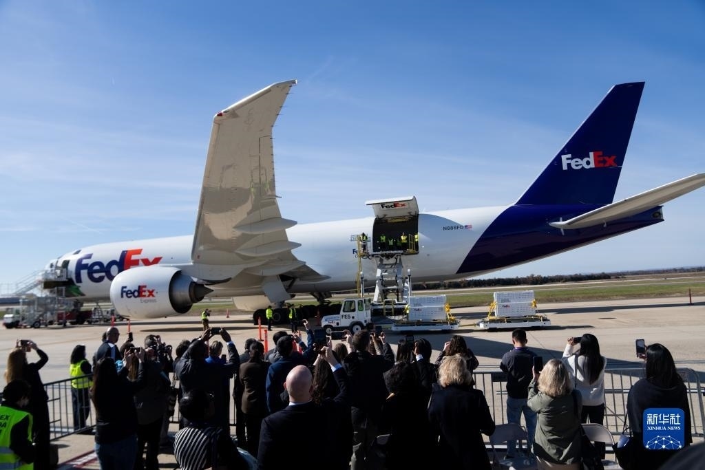 11月8日，在美國弗吉尼亞州的華盛頓杜勒斯國際機場，裝有大熊貓的特制“旅行包廂”準備運上專機。新華社記者劉杰攝