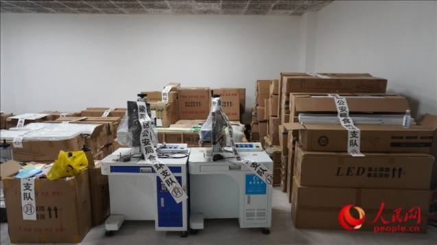 查封的假冒品牌燈具等。人民網(wǎng) 肖聰聰 攝