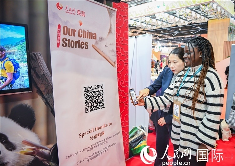 觀眾掃碼《我們的中國故事》系列視頻。人民網(wǎng) 郭錦標攝