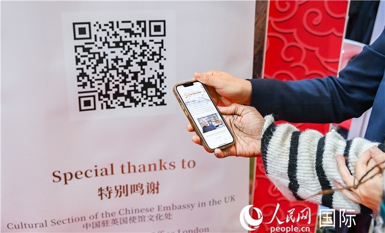 觀眾掃碼《我們的中國故事》系列視頻。人民網(wǎng) 郭錦標攝