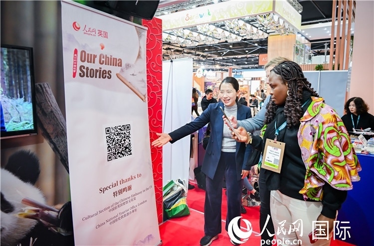 觀眾掃碼《我們的中國故事》系列視頻。人民網(wǎng) 郭錦標攝