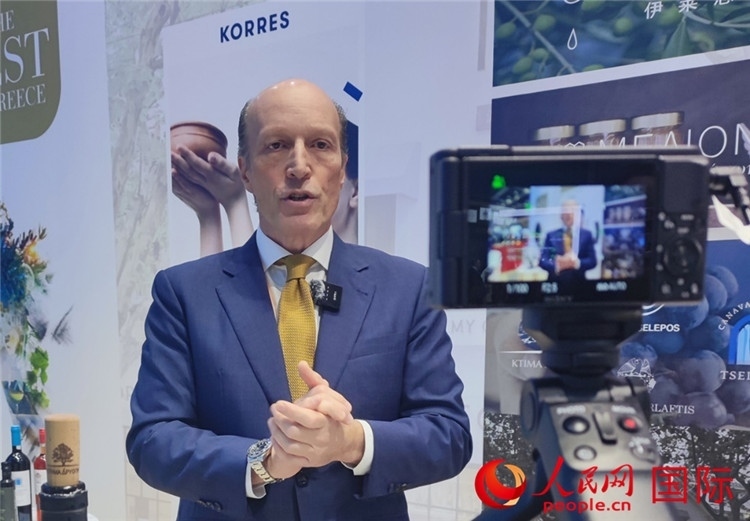 希華集團(tuán)創(chuàng)始人兼首席執(zhí)行官甘德密先生接受采訪。人民網(wǎng) 殷韜攝