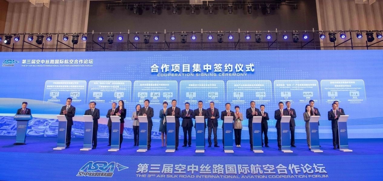 圖為7個國內(nèi)外合作項目現(xiàn)場簽約。人民網(wǎng)記者 唐宋攝