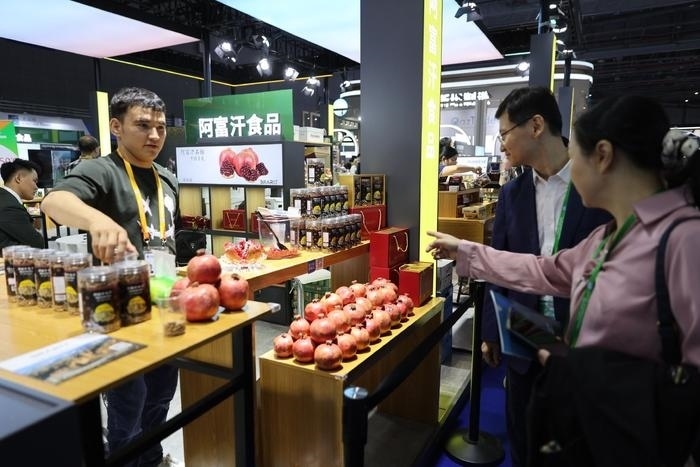 11月6日，在第六屆進博會食品及農(nóng)產(chǎn)品展區(qū)，阿富汗食品吸引參展人員。