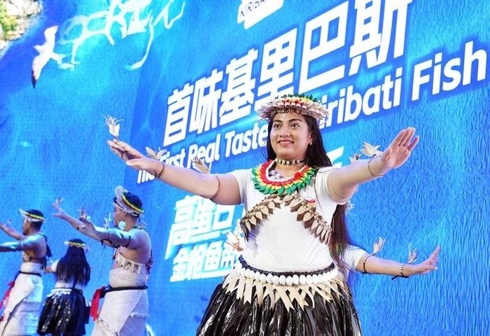 11月8日，來自基里巴斯的參展人員在基里巴斯水產(chǎn)品推介活動上表演。