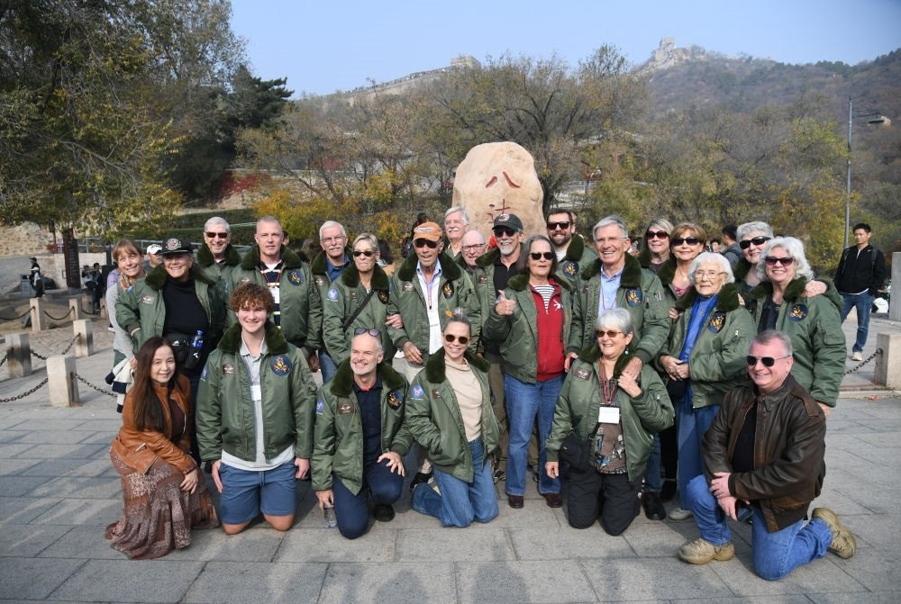 2023年10月29日，飛虎隊(duì)老兵莫耶一行人在北京八達(dá)嶺長(zhǎng)城合影留念。當(dāng)日，美中航空遺產(chǎn)基金會(huì)訪華代表團(tuán)成員陸續(xù)抵達(dá)北京。新華社記者 任超 攝