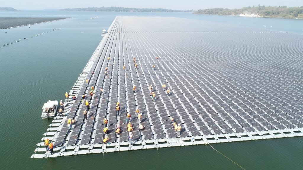 2021年1月23日，施工人員檢查泰國(guó)烏汶府詩琳通大壩綜合浮體光伏項(xiàng)目的太陽能板安裝情況。新華社發(fā)（泰國(guó)國(guó)家電力局項(xiàng)目組供圖）