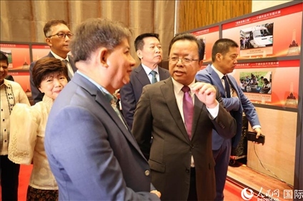 論壇期間配套舉行“‘?dāng)[脫貧困之路’——寧德扶貧開發(fā)圖片展”。人民網(wǎng)記者樊帆 攝