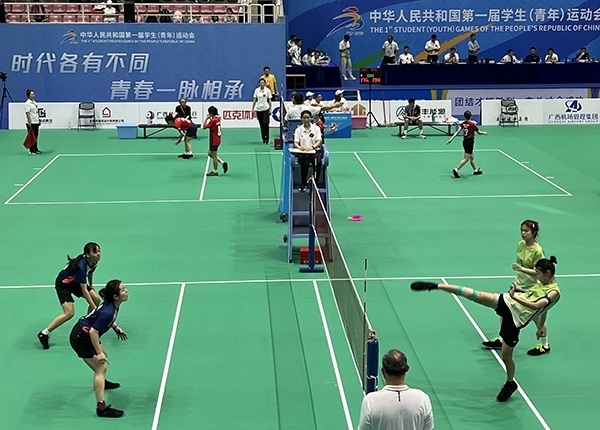 11月11日，第一屆全國學(xué)生（青年）運動會毽球（校園組）比賽現(xiàn)場。人民網(wǎng)記者 歐興榮攝