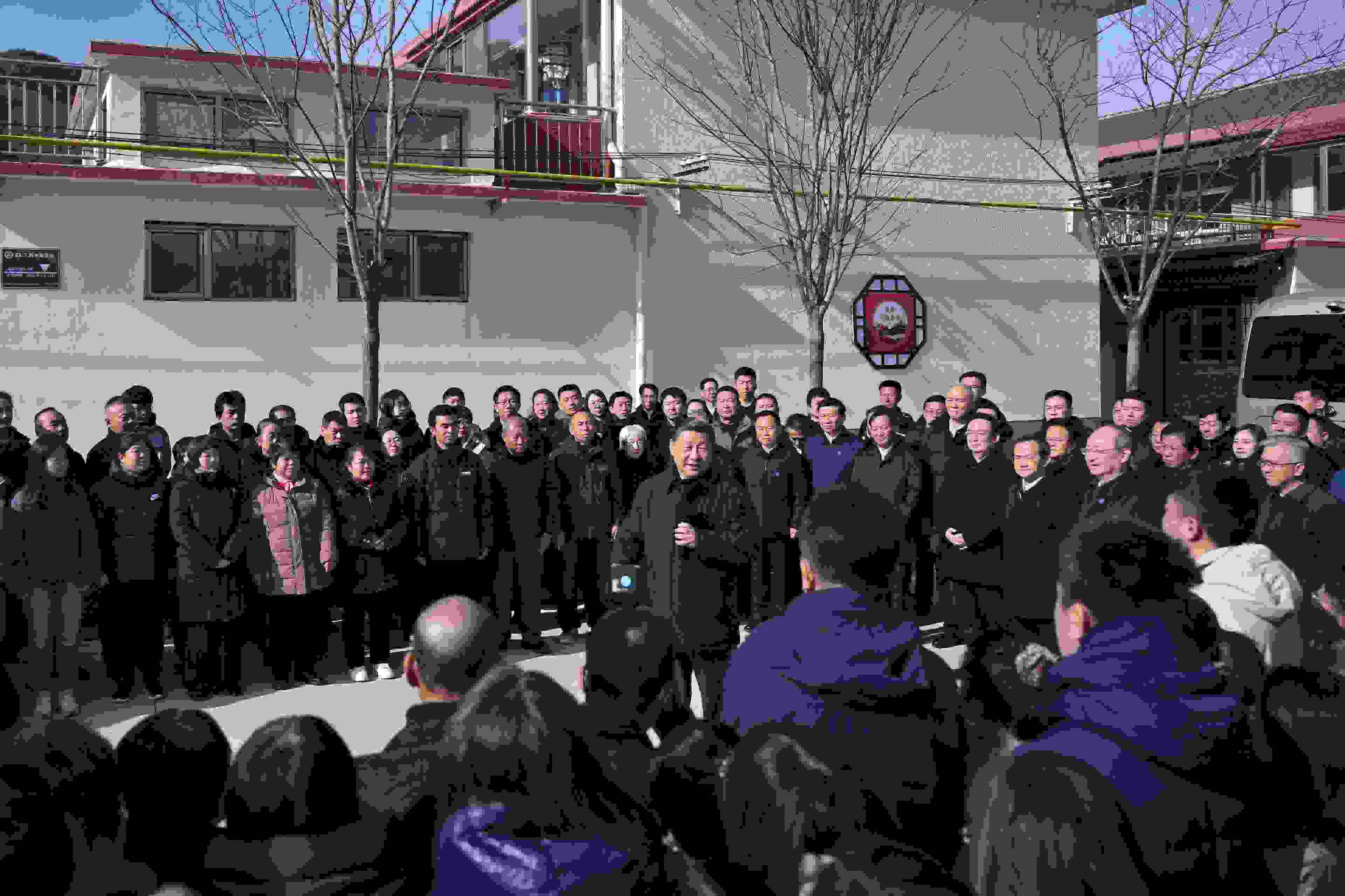 2023年11月10日，習(xí)近平總書記在北京市門頭溝區(qū)妙峰山鎮(zhèn)水峪嘴村考察時，同當(dāng)?shù)厝罕娪H切交流。