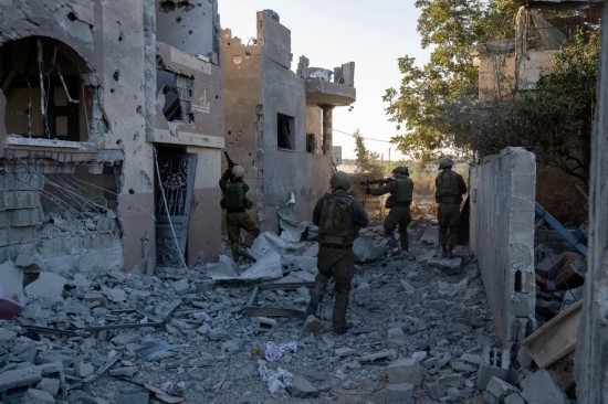 這張以色列國防軍11月12日發(fā)布的照片顯示，以軍地面部隊在加沙地帶北部開展軍事行動。新華社發(fā)