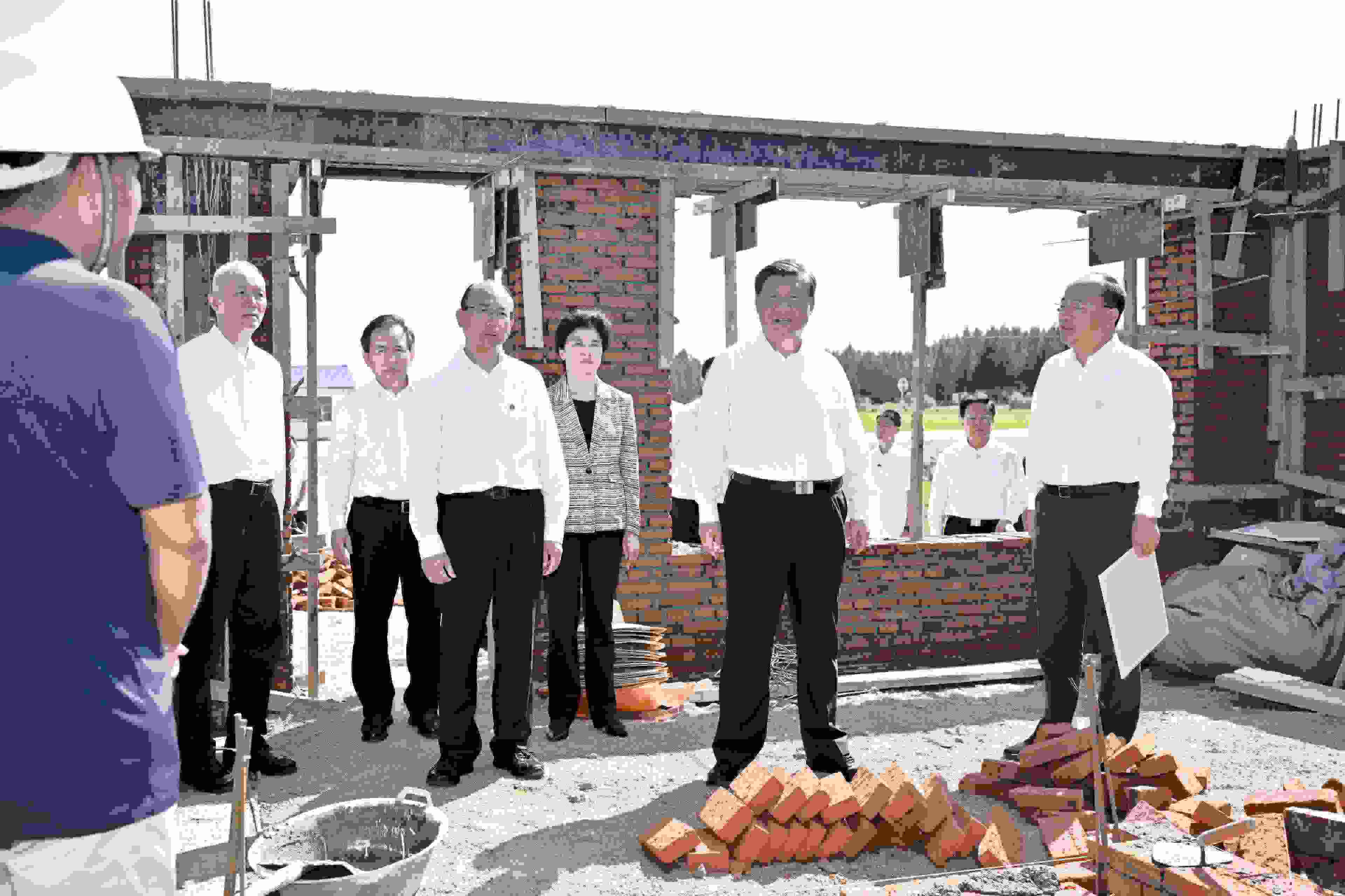 2023年9月7日，習(xí)近平總書記在遭受洪澇災(zāi)害的黑龍江省哈爾濱尚志市老街基鄉(xiāng)龍王廟村，察看水毀房屋重建情況。