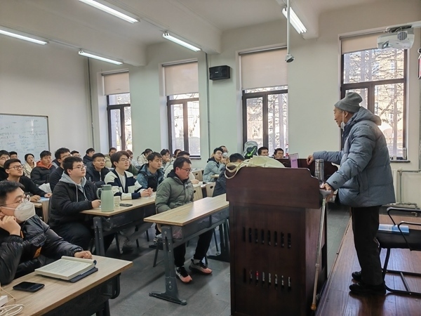 鐘萬勰院士為研究生上課。大連理工大學供圖