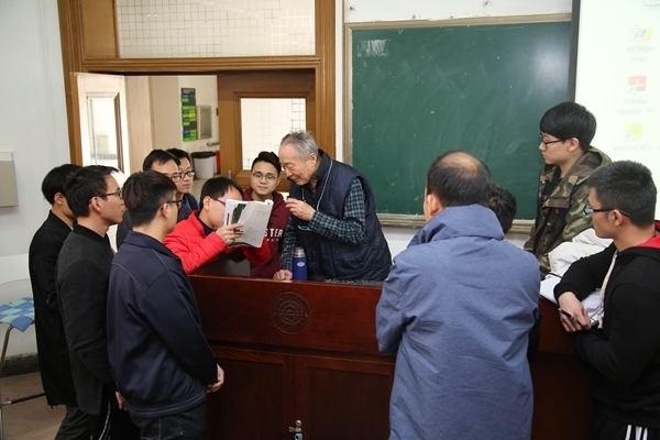 鐘萬勰院士為學生們答疑解惑。大連理工大學供圖