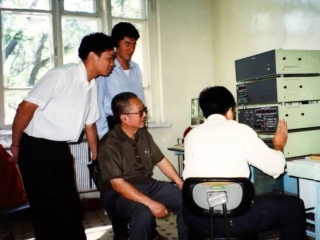 秦裕琨與團(tuán)隊在一起。哈爾濱工業(yè)大學(xué)供圖