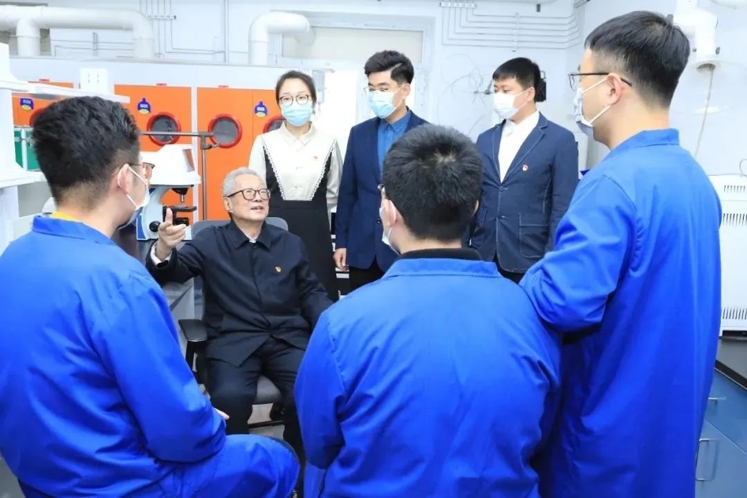 秦裕琨院士在實驗室與青年師生交流。哈爾濱工業(yè)大學(xué)供圖