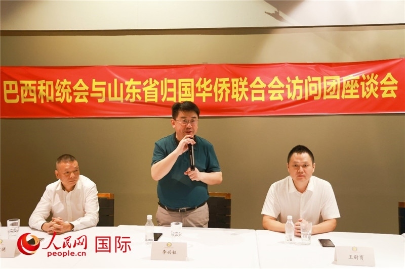 中國(guó)僑聯(lián)副主席、山東省僑聯(lián)主席李興鈺（中）在座談會(huì)上致辭。人民網(wǎng)記者 陳海琪攝