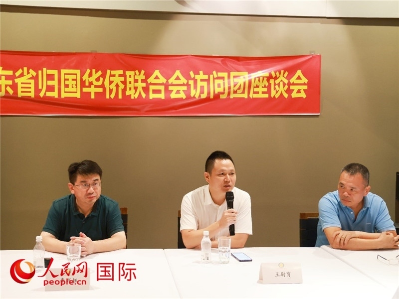 中國(guó)駐里約總領(lǐng)館副總領(lǐng)事王尉育（中）在座談會(huì)上致辭。人民網(wǎng)記者 陳海琪攝