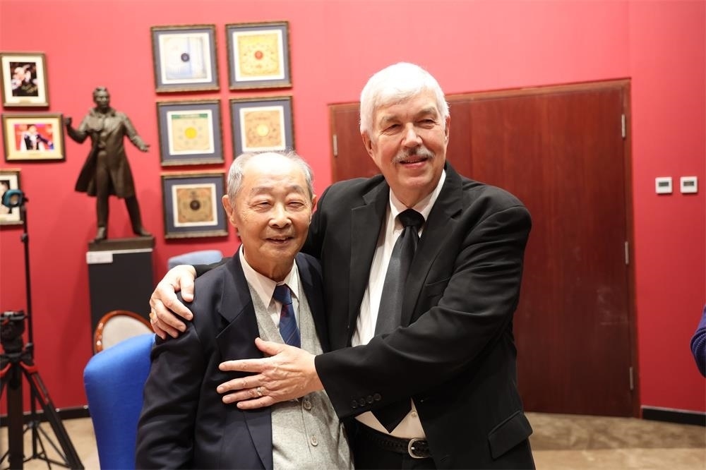 費(fèi)城交響樂(lè)團(tuán)小提琴演奏家戴維·布斯與原中央樂(lè)團(tuán)小提琴演奏家朱信人50年后再相聚。