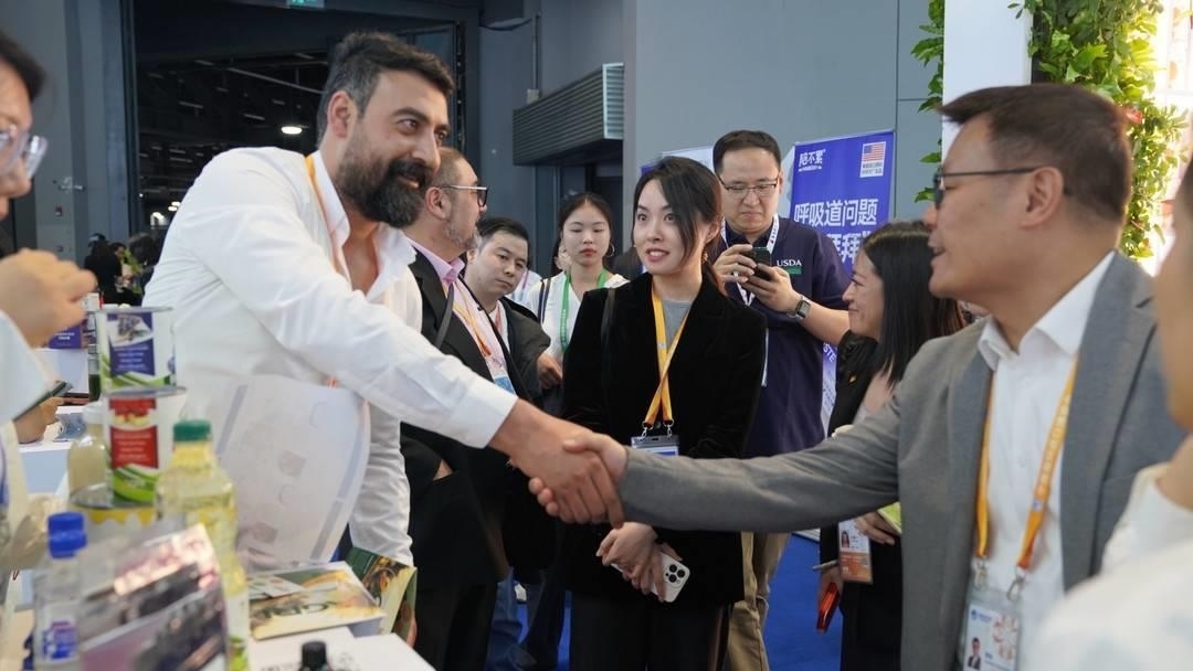 第六屆進(jìn)博會(huì)上，國(guó)內(nèi)一家超市行業(yè)的客商與來(lái)自美國(guó)佐治亞州的企業(yè)展商達(dá)成初步合作意向。