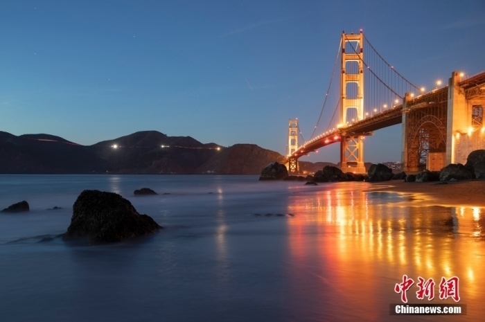 當(dāng)?shù)貢r(shí)間10月29日，美國(guó)舊金山金門(mén)大橋在海浪和夜色的襯托下美如一幅畫(huà)。<a target='_blank' href='/'><p class=
