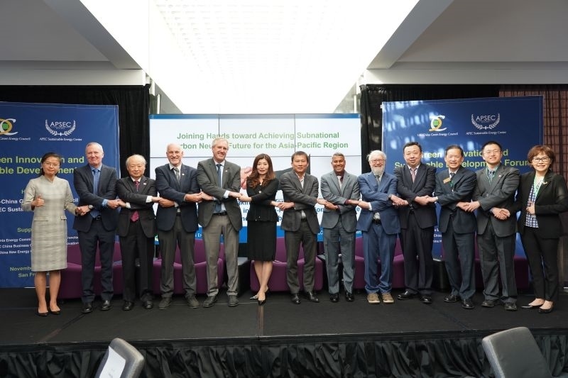 當(dāng)?shù)貢r(shí)間11月13日，2023年亞太經(jīng)合組織會(huì)議期間的重要邊會(huì)“綠色創(chuàng)新與可持續(xù)發(fā)展論壇”在舊金山舉行，有關(guān)學(xué)者、政府官員和清潔能源企業(yè)代表近200人出席。圖為參加論壇的主要嘉賓合影留念?？巳R爾·希斯莫爾 攝