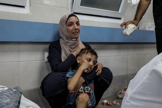 11月3日，人們?cè)诩由吵窍７ㄡt(yī)院接受治療。新華社發(fā)