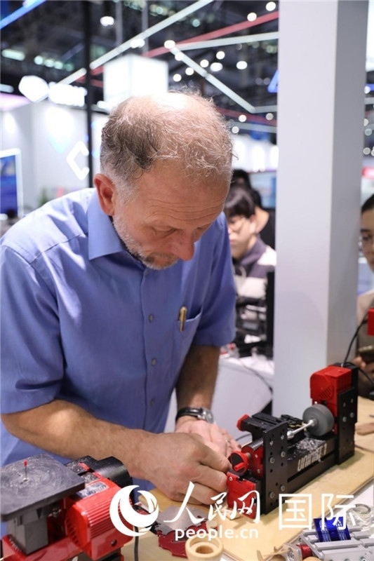 第25屆中國(guó)國(guó)際高新技術(shù)成果交易會(huì)15日在深圳開(kāi)幕，圖為展商現(xiàn)場(chǎng)演示精密加工工具。人民網(wǎng)記者 魯揚(yáng)攝