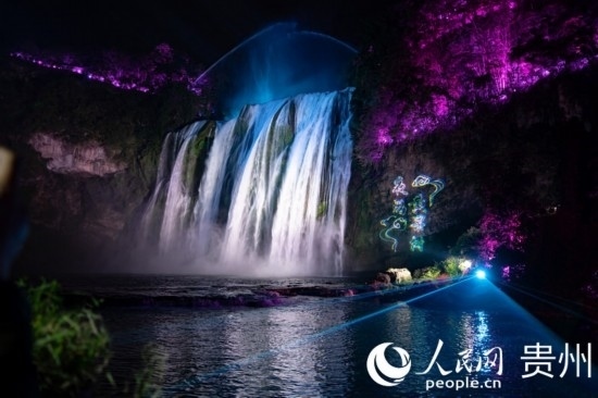 光影中的黃果樹大瀑布。人民網(wǎng) 陽茜攝