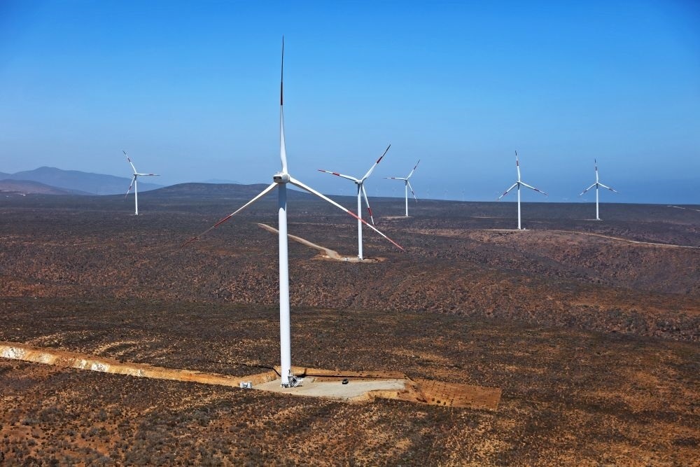 這是2023年2月14日拍攝的位于智利中部沿海的蓬塔謝拉風(fēng)電場。蓬塔謝拉風(fēng)電場是中國在智利投資建設(shè)的首個風(fēng)電場，2018年正式投產(chǎn)發(fā)電，可滿足13萬戶家庭的用電需求，同時每年還能減少15.7萬噸碳排放。