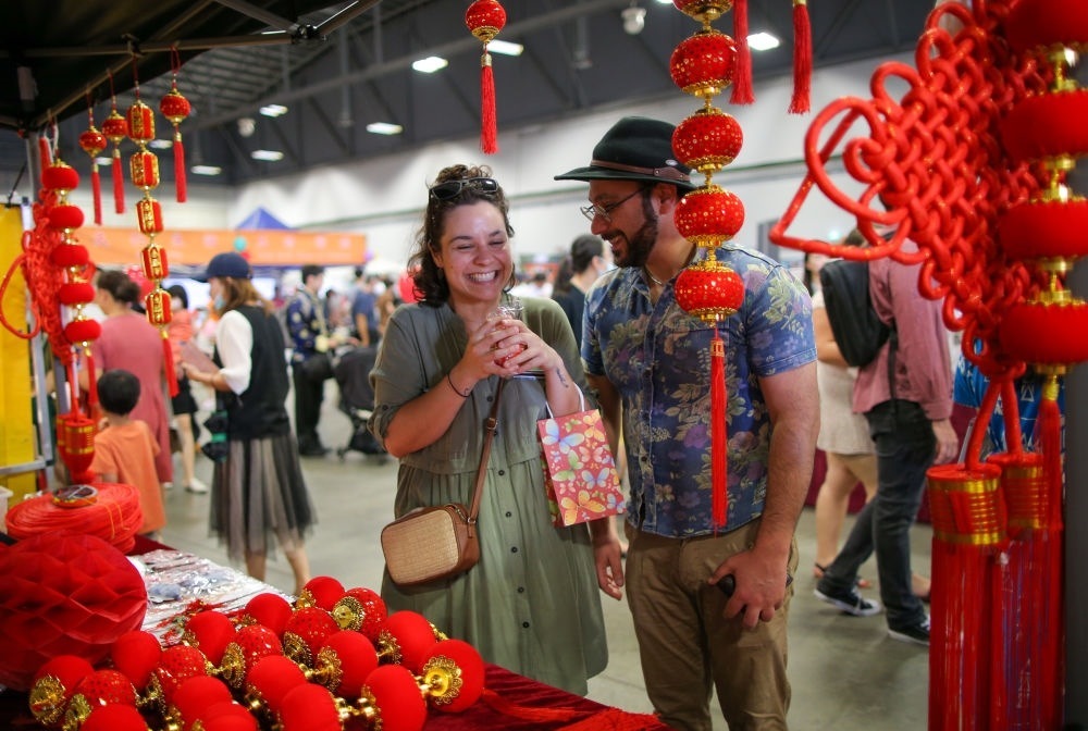 2023年1月21日，在新西蘭奧克蘭舉行的迎接中國農(nóng)歷春節(jié)活動上，人們購買新春裝飾品。這個活動吸引當(dāng)?shù)厣先f名各族裔民眾聚集一起，共迎中國春節(jié)。