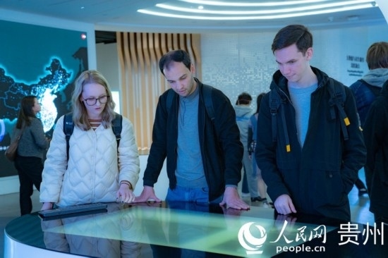 在國家大數(shù)據(jù)（貴州）綜合試驗區(qū)交流體驗中心，歐亞國家記者體驗貴州大數(shù)據(jù)應(yīng)用場景。人民網(wǎng) 陽茜攝