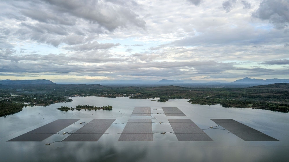 這是2022年12月8日在泰國烏汶府詩琳通水庫拍攝的浮體光伏項(xiàng)目（無人機(jī)照片）。中泰兩國聯(lián)合修建的浮體光伏項(xiàng)目2021年10月投入商業(yè)運(yùn)營。中國制造的電池板不斷將日光轉(zhuǎn)化為清潔電能，輸送至當(dāng)?shù)厍Ъ胰f戶。