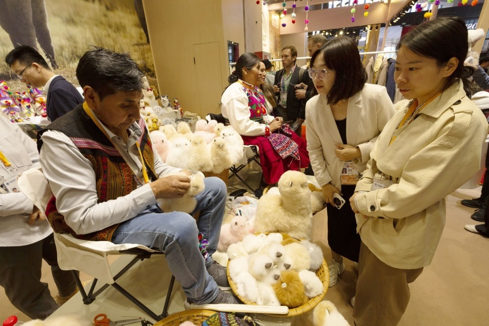 2023年11月7日，秘魯羊駝毛制品手藝人馬馬尼大叔在中國上海舉辦的第六屆進(jìn)博會上展示羊駝玩偶制作工藝。秘魯特色羊駝毛制品連續(xù)六屆在進(jìn)博會上亮相，收獲大量訂單。進(jìn)博會大舞臺讓秘魯傳統(tǒng)手藝人有了更廣闊的發(fā)展空間。