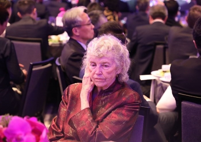 當?shù)貢r間11月15日晚，國家主席習近平在美國舊金山出席美國友好團體聯(lián)合舉行的歡迎宴會。在熱烈的掌聲中，習近平發(fā)表重要演講。圖為參加晚宴人士認真聆聽演講。人民日報記者 李志偉 攝