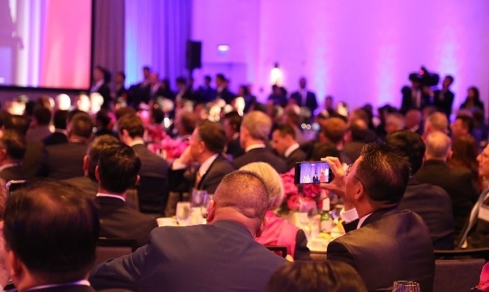 當?shù)貢r間11月15日晚，國家主席習近平在美國舊金山出席美國友好團體聯(lián)合舉行的歡迎宴會。在熱烈的掌聲中，習近平發(fā)表重要演講。圖為參加晚宴人士認真聆聽演講。人民日報記者 李志偉 攝