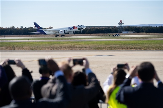 2023年11月8日，運(yùn)送大熊貓的專機(jī)從美國(guó)弗吉尼亞州的華盛頓杜勒斯國(guó)際機(jī)場(chǎng)起飛。旅居美國(guó)的大熊貓“美香”“添添”和它們?cè)谌A盛頓出生并長(zhǎng)大的雄性幼崽“小奇跡”當(dāng)天啟程返回中國(guó)。新華社記者 劉杰攝