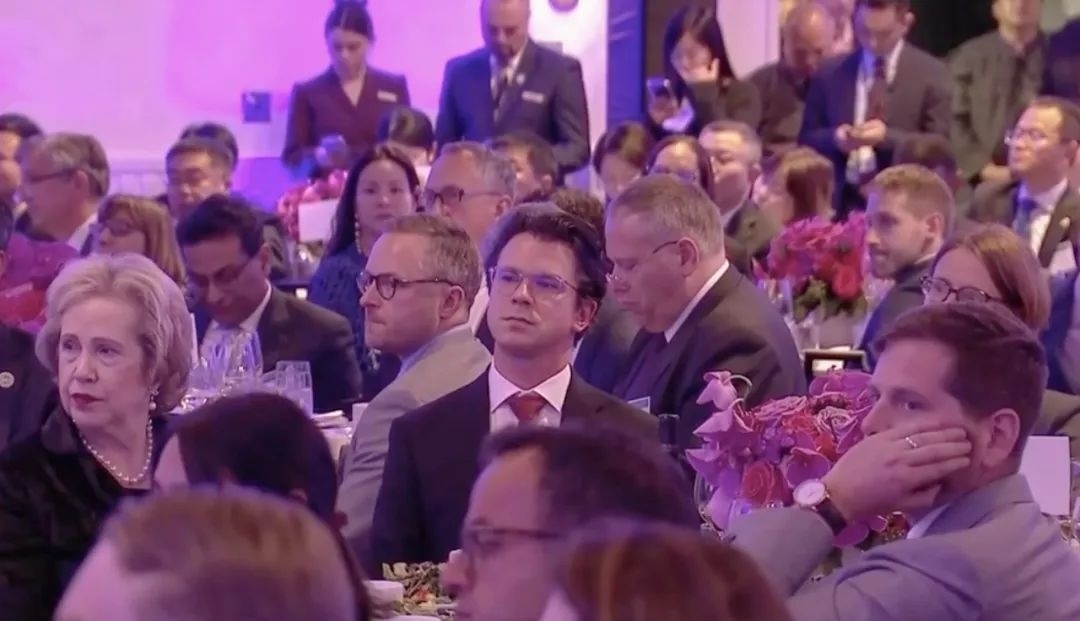 △當(dāng)?shù)貢r間11月15日晚，習(xí)近平主席在美國友好團(tuán)體聯(lián)合歡迎宴會上發(fā)表演講。圖為參加宴會的人士認(rèn)真聆聽演講。