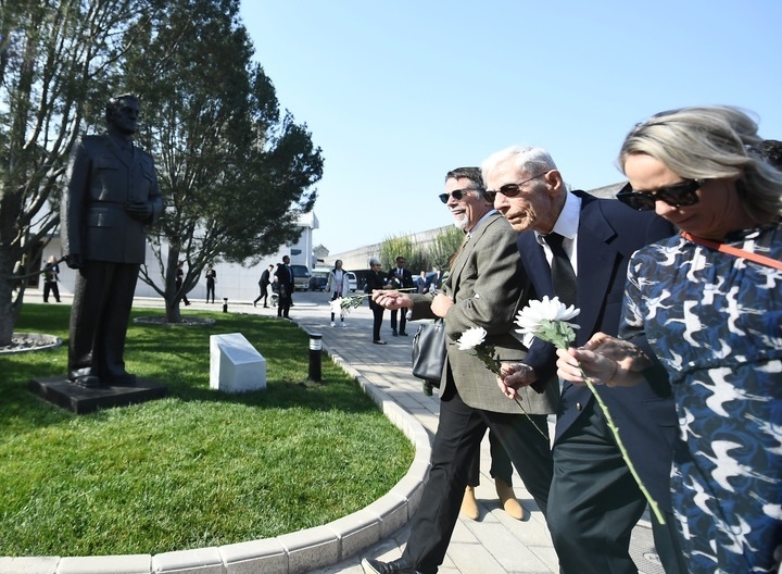 10月30日，在北京，飛虎隊老兵哈里·莫耶（中）向陳納德將軍雕像獻花。