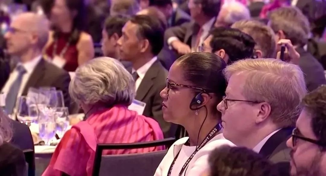 △參加宴會的人士認(rèn)真聆聽演講。