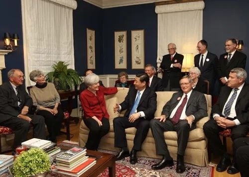 △2012年2月15日，習(xí)近平在前艾奧瓦州友好省州委員會委員蘭蒂夫人（左三）的家中回憶1985年訪問該地時的情景。