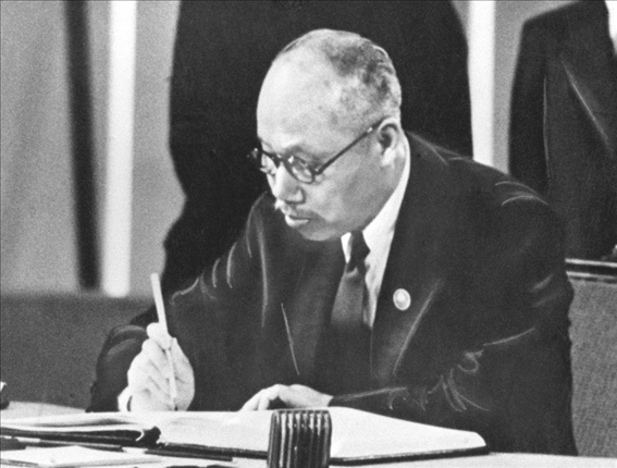 董必武在《聯(lián)合國(guó)憲章》上簽名。新華社發(fā)