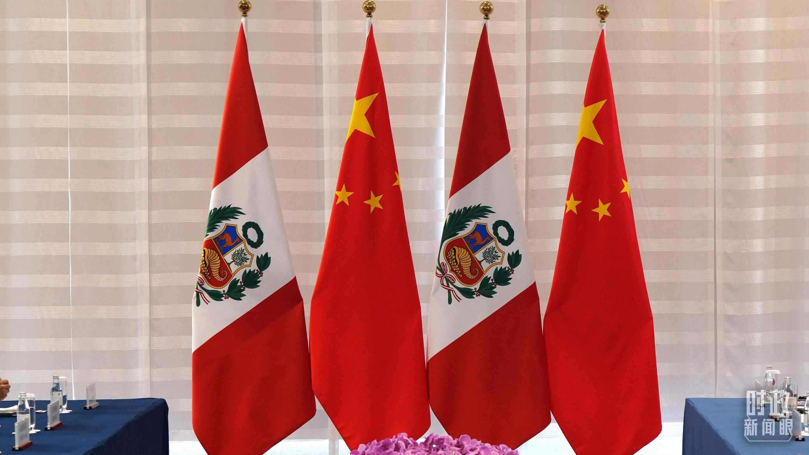 △會(huì)談現(xiàn)場(chǎng)的中秘兩國(guó)國(guó)旗。（總臺(tái)國(guó)廣記者李晉拍攝）