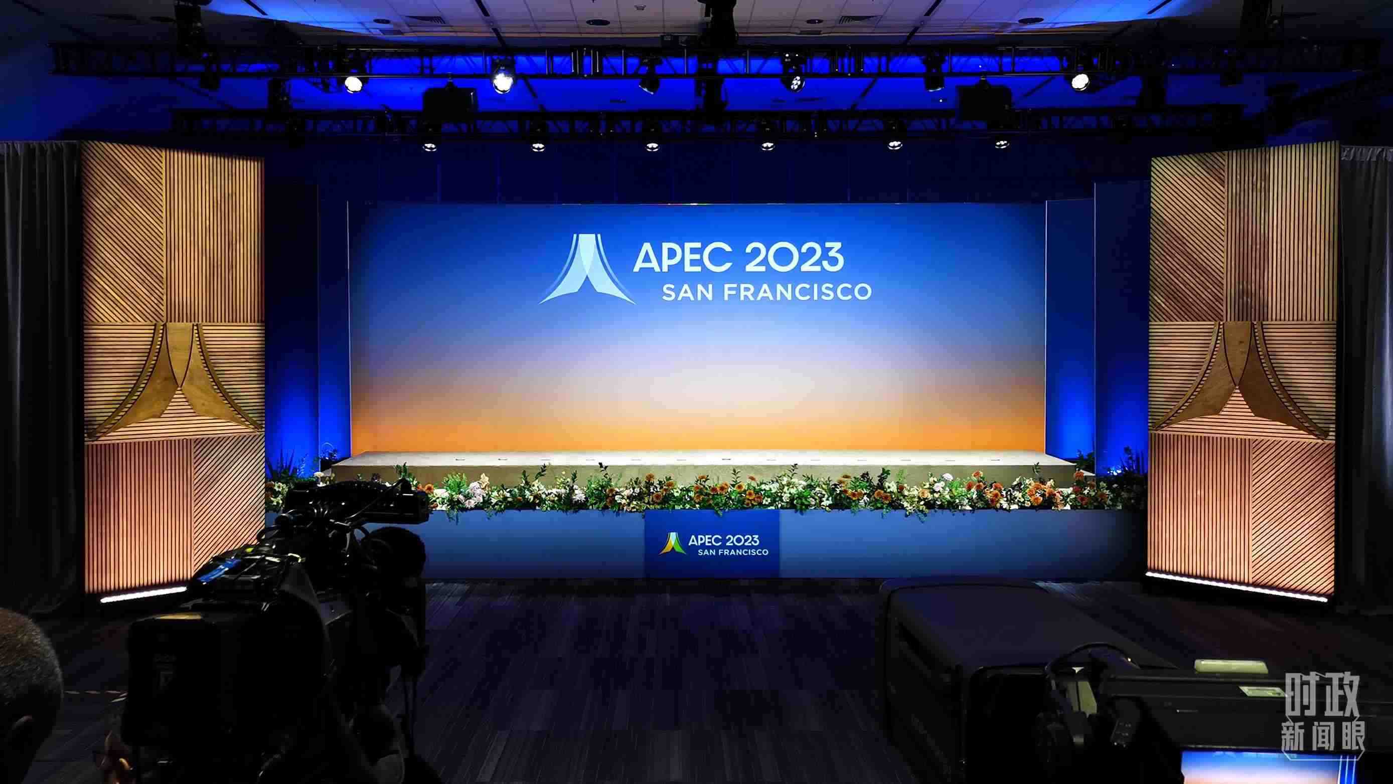 △16日，APEC領(lǐng)導(dǎo)人同東道主嘉賓在對(duì)話會(huì)前集體合影，圖為記者們?cè)诘却嫌伴_(kāi)始。（總臺(tái)央視記者石偉明拍攝）