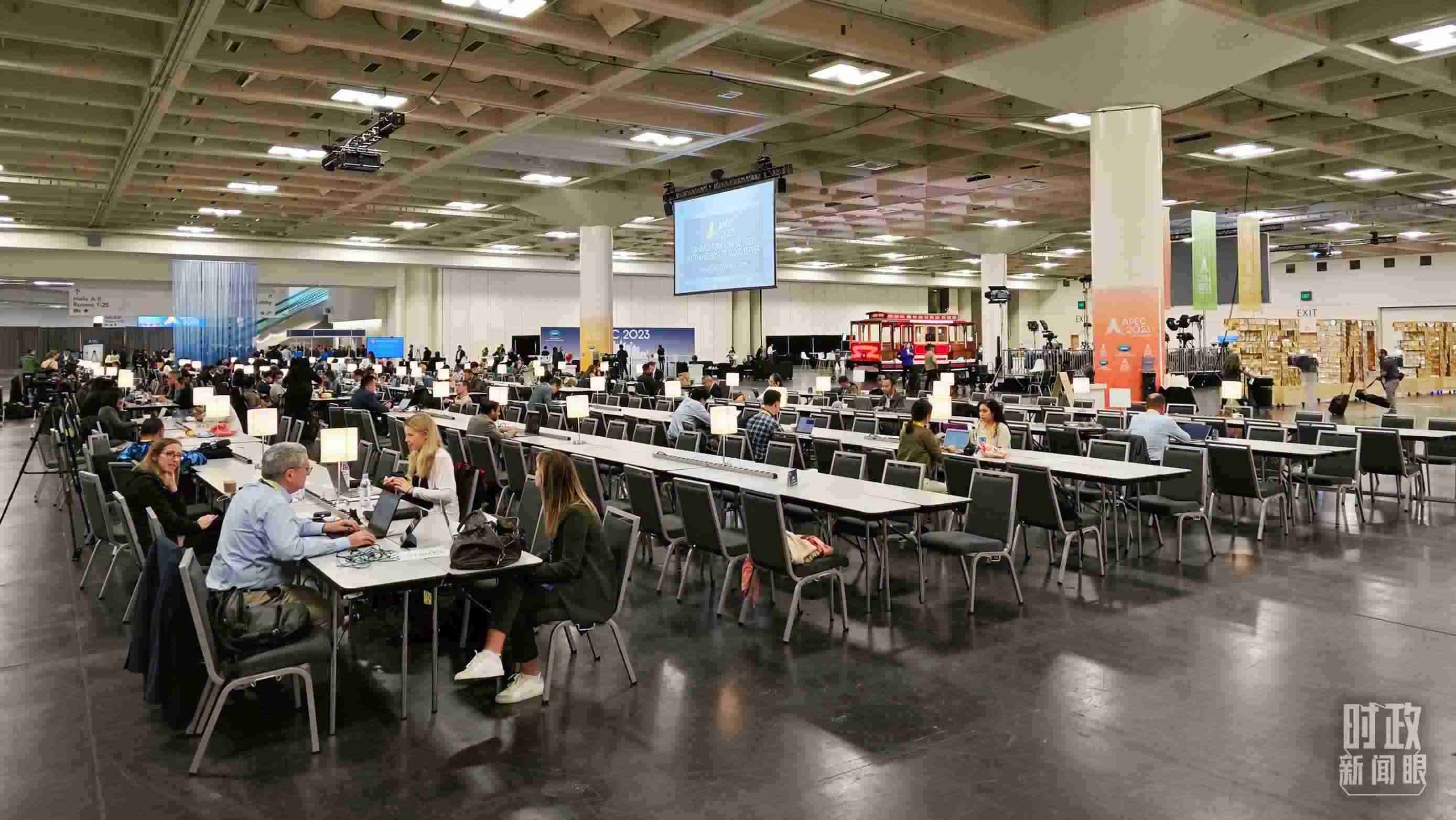 △APEC會(huì)議國(guó)際媒體中心，各國(guó)記者正在工作。（總臺(tái)央視記者王哈男拍攝）